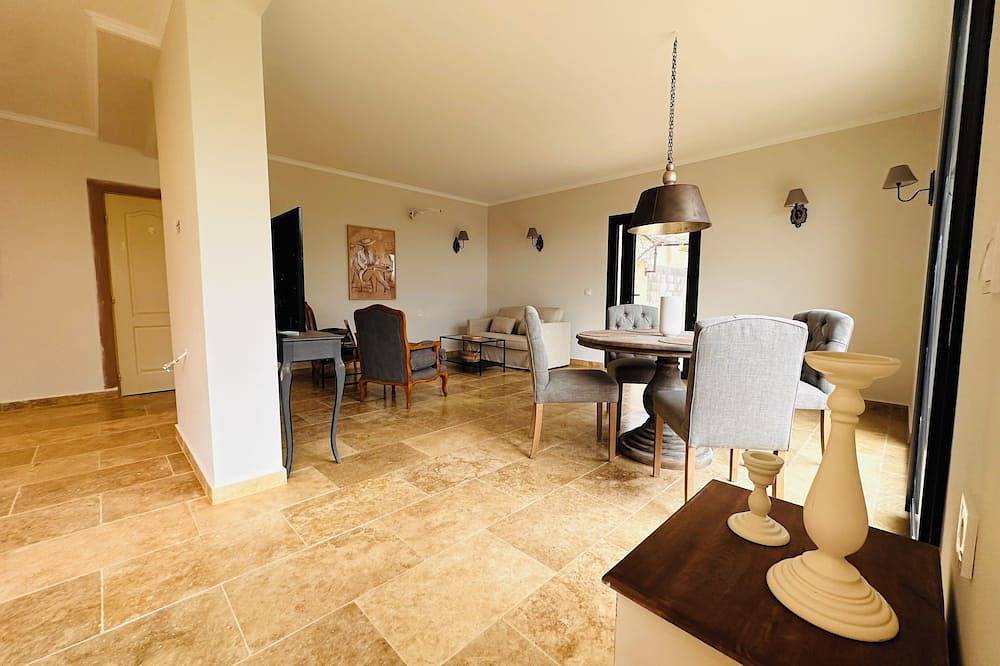 Entire apartment, 2 Bedroom, 2 Bathroom Apartment with Terrace near Lourmarin - Apartment 7 in Vaugines, Parc naturel régional du Luberon
