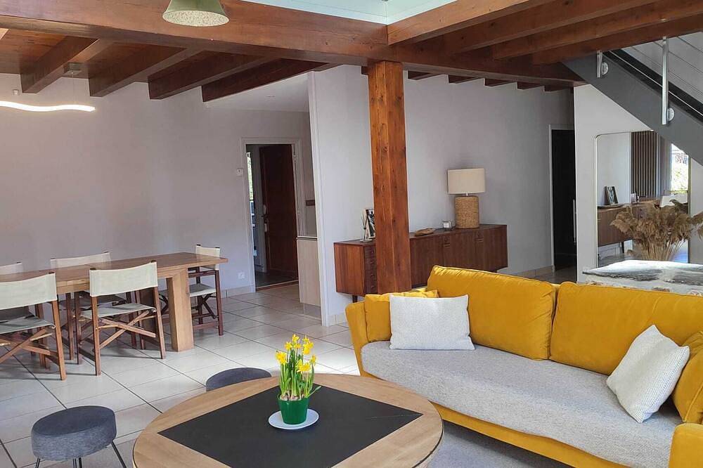 Comfortable garden house with veranda and jacuzzi in Le Chambon-sur-Lignon, Massif Central