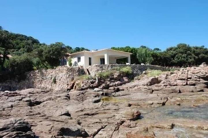 Waterfront Villa ein kleines Paradies 10 Meter vom Meer entfernt in Calcatoggio, Golfe de Sagone
