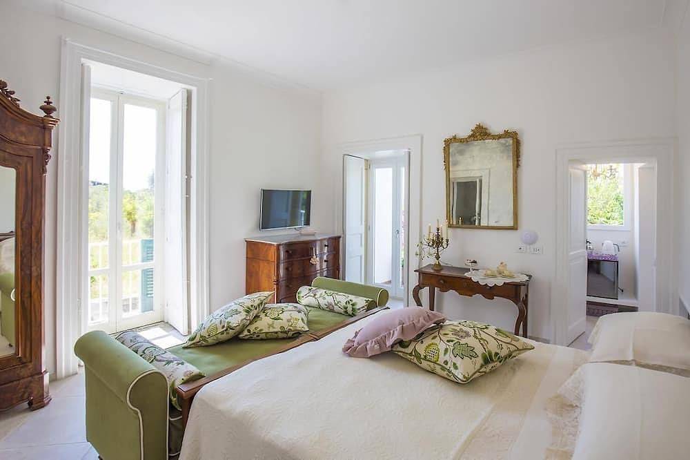 Bougainville private suite with terrace near the station and the sea in Meta, Naples Province