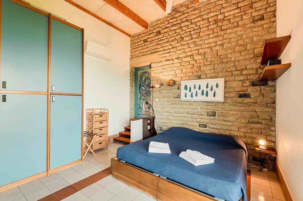 Immersed in nature and overlooking the stunning waters of the Gulf of Poets, this charming rustic-style holiday home is located just a few minutes' walk from the historic center of Portovenere. Perfect for those who love authenticity, tranquility, and na in Portovenere, Porto Venere Municipio