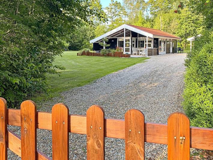 Ferieudlejning for 4 personer, med Terrasse og Have i Jegum