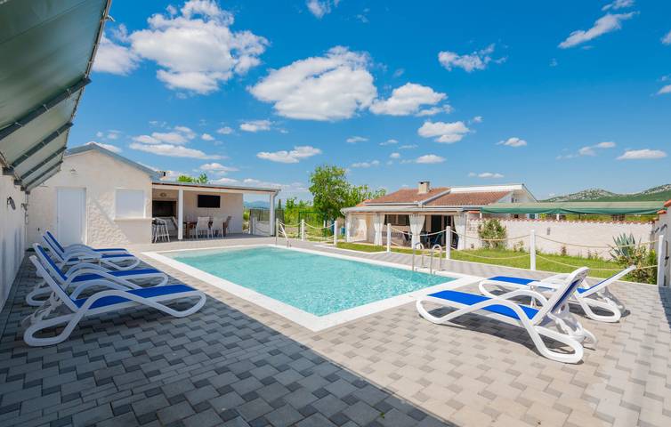 Charmante 115 m² große Wohnung mit Pool, Terrasse und WLAN in Dubrovnik-Neretva