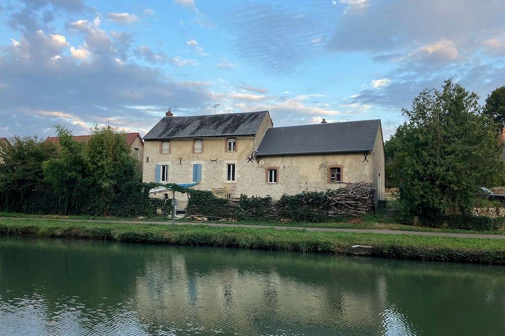 La maison du canal, cosy artist's house, pets welcome in Bannay, Bourges region