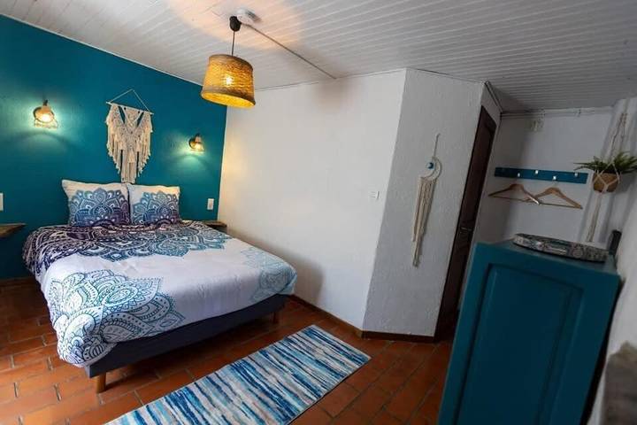 Location de vacances pour 2 personnes, avec Terrasse et Jacuzzi ainsi que Jardin et Piscine à Saint-Frézal-de-Ventalon