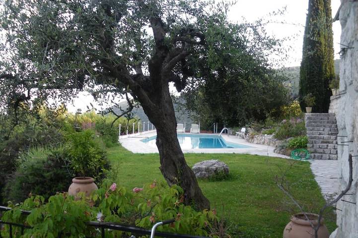 Gîte pour 2 personnes, avec Terrasse et Piscine à Falicon