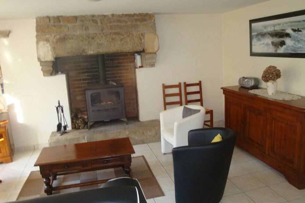 Breton casa ubicada en un pueblo costero auténtico en Bretaña in Plouharnel, Côte des Mégalithes