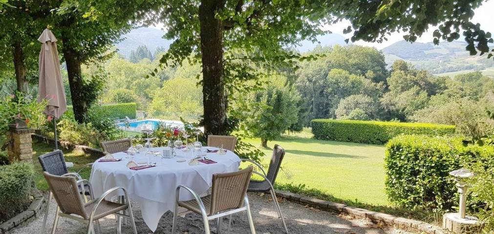 Hôtel pour 4 personnes, avec Terrasse ainsi que Jardin et Piscine