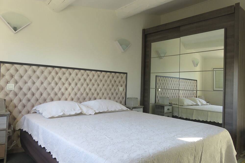 Independent apartment, quiet hill with pool in Saint-Saturnin-lès-Avignon, Vaucluse