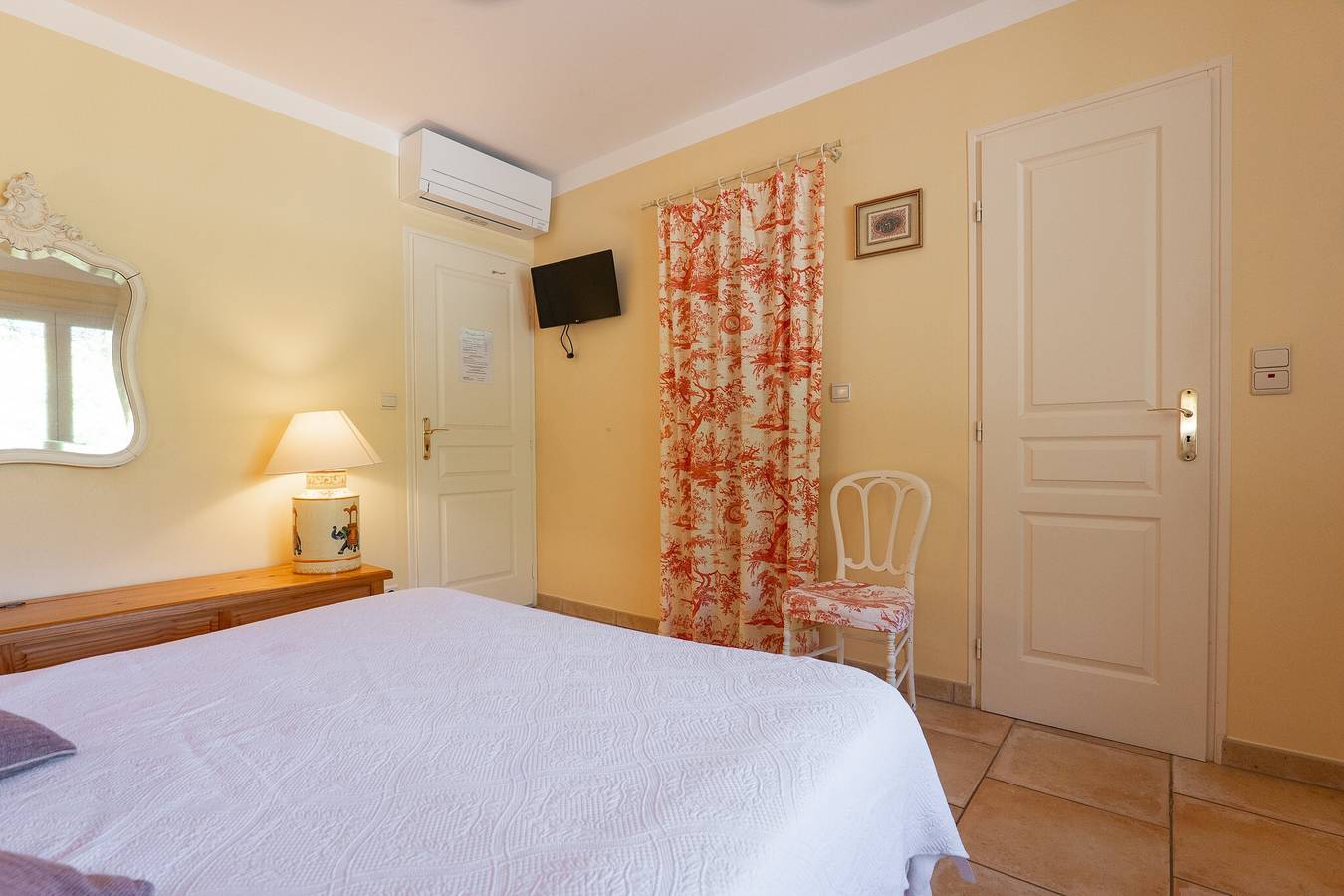 Chambre d’hôtes « Le Mas Du Loup - Chambre Italienne » avec vue sur la montagne, terrasse partagée et Wi-Fi in Moustiers-Sainte-Marie, Parc naturel régional du Verdon