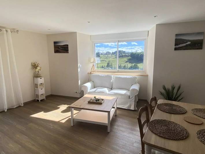 Gîte pour 2 personnes, avec piscine et jardin dans Thermes De La Chaldette