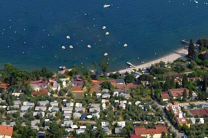 Rustico per 6 persone, con giardino e balcone al Lago di Garda