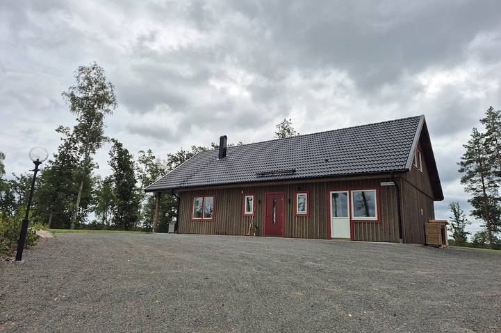 Neu erbautes modernes Haus direkt am See mit eigenem Steg und Boot in Näshult, Jönköpings län