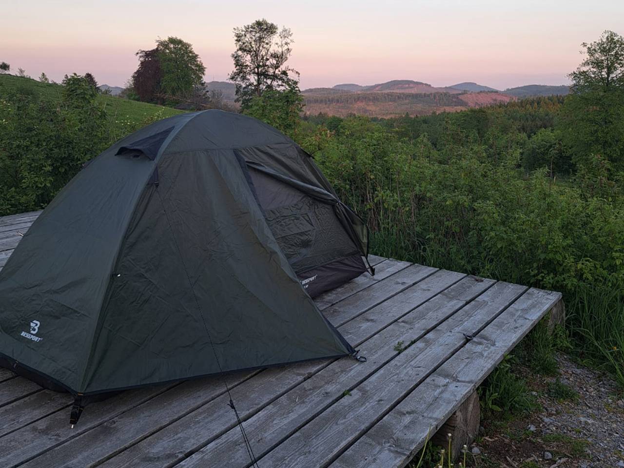Ganze Ferienwohnung, Trekkingplatz Himmelsnah - Holzplattform, max. 2 Zelte, max. 4 Personen in Brilon, die Mittelgebirge