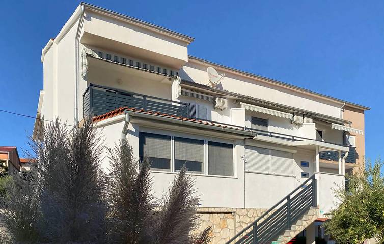 Ganze Ferienwohnung, Apartment mit Meerblick, Terrasse, WLAN und Parkplatz – 1,5 km zum Strand in Pirovac, Šibenik-Knin