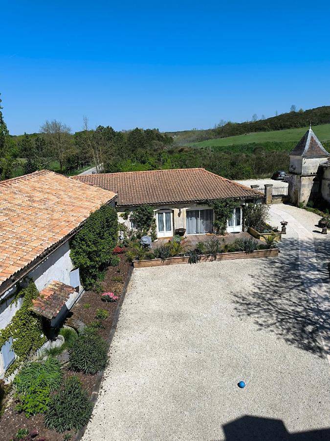 Location de vacances pour 8 personnes, avec Terrasse ainsi que Jardin et Piscine à Cherves-Richemont
