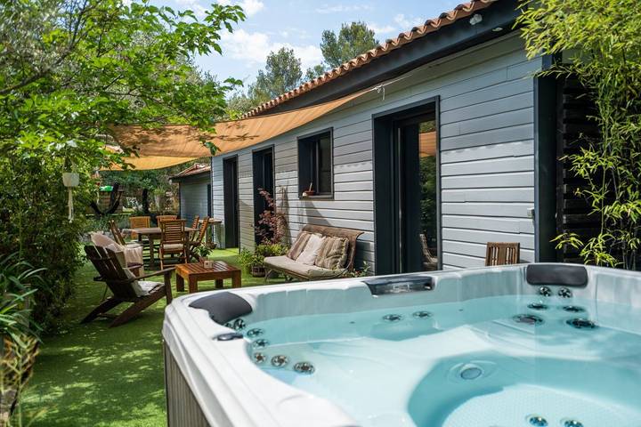 Gîte pour 15 personnes, avec jacuzzi et jardin ainsi que piscine et terrasse