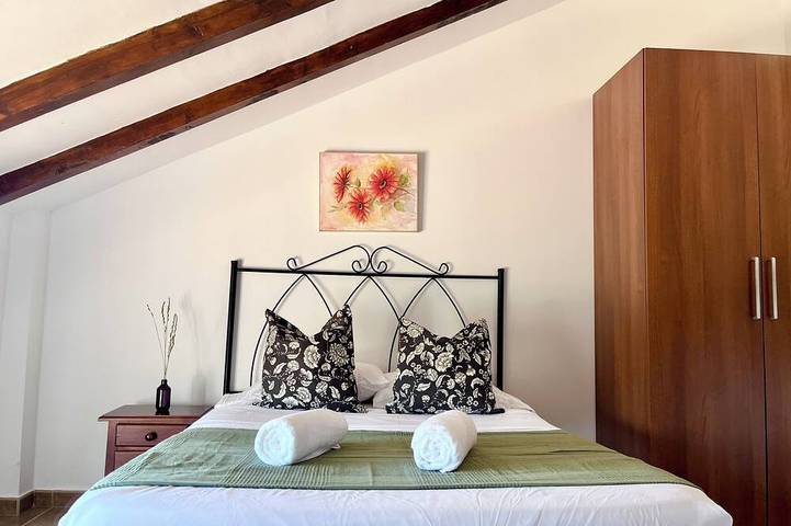 Country House with a Jacuzzi, Pool, and Spectacular Mountain Views in Colmenar, Province de Málaga