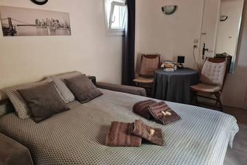 Gîte pour 2 personnes, avec jardin ainsi que terrasse et piscine à Bollène