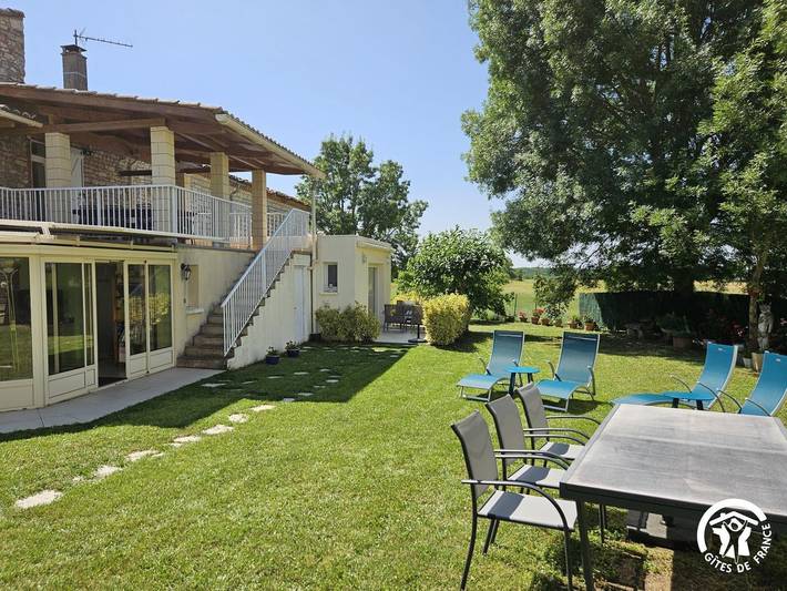 Gîte pour 4 personnes, avec piscine ainsi que jardin et terrasse à Maison de Noailles