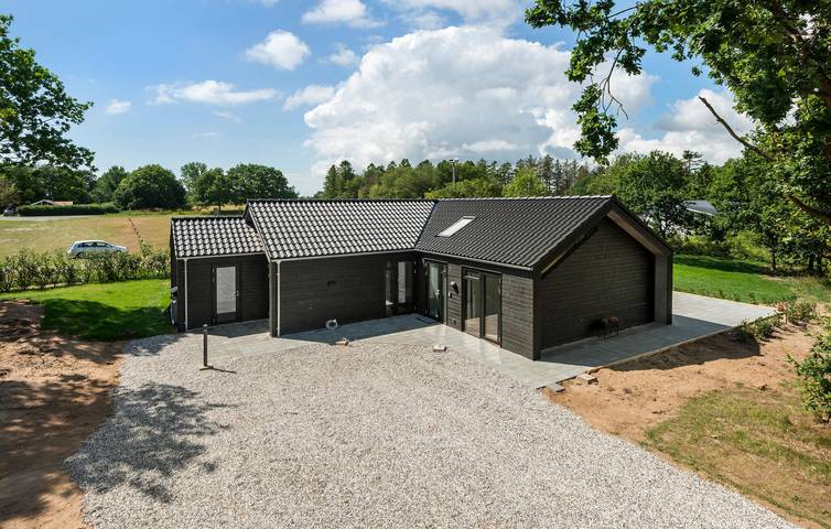 Ferieudlejning for 8 personer, med sauna og terrasse samt have i Rude Strand