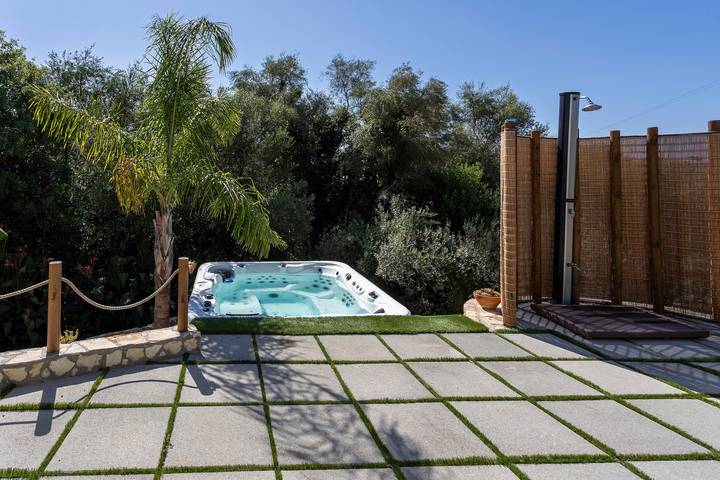 Villa 'Il Melograno' with Private Terrace,  Jacuzzi, Wi-Fi and Air Conditioning in Menfi, Agrigento provins