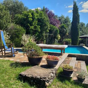 Cottage pour 4 personnes, avec vue ainsi que jardin et piscine, animaux acceptés à Viterbo