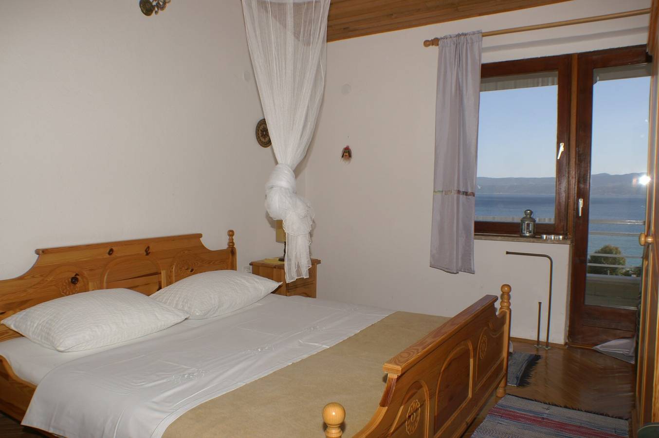 Ganze Wohnung, 2-Zimmer-Ferienwohnung mit Balkon und Meerblick Duce, Omis A-945-b in Dugi Rat, Omis-Riviera