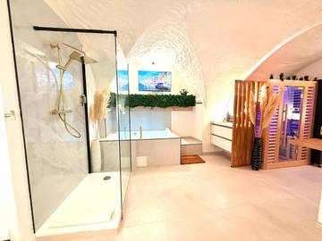 Gîte pour 4 personnes, avec sauna et jacuzzi à Gignac