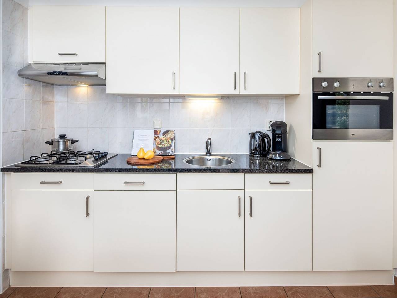 Renoviertes Haus mit Kamin, umgeben von viel Grün in Drenthe