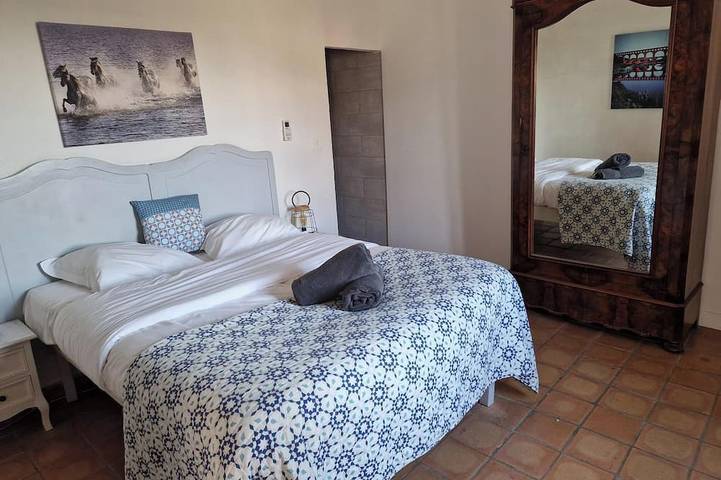 Im Herzen des Regionalen Naturpark Camargue Stiere Vieh und Pferde in Arles, Mittelmeerküste (Frankreich)