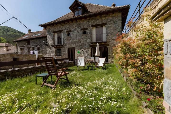 Casa rural para 8 personas, con jardín y balcón en Fago