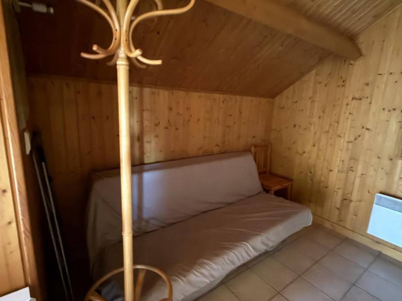 Chalets indépendants avec terrasse et jeux pour enfants à Mesples in Mesples, Région de Montluçon