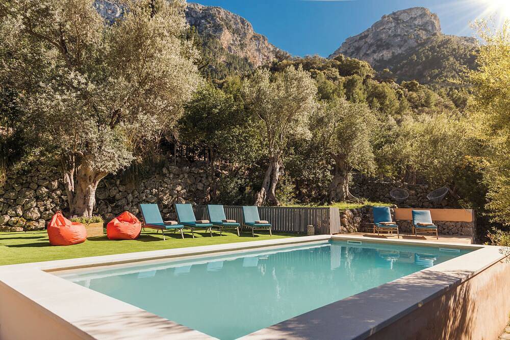 Stunning 4 bedroom villa in Deia, with heated salt pool large garden & sea view in es Clot, Deyá