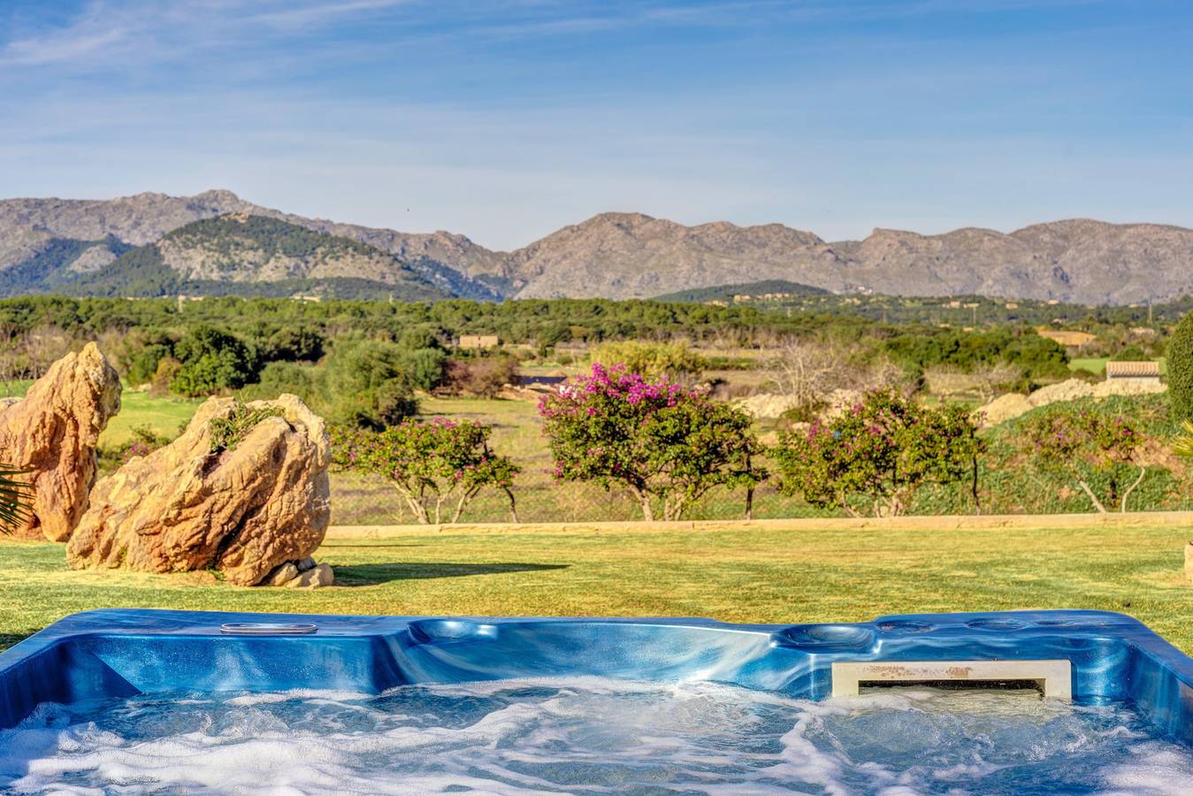 Villa luxueuse avec piscine, jacuzzi, jardin, terrasse, climatisation et Wi-Fi. in Alcúdia, Majorque du Nord