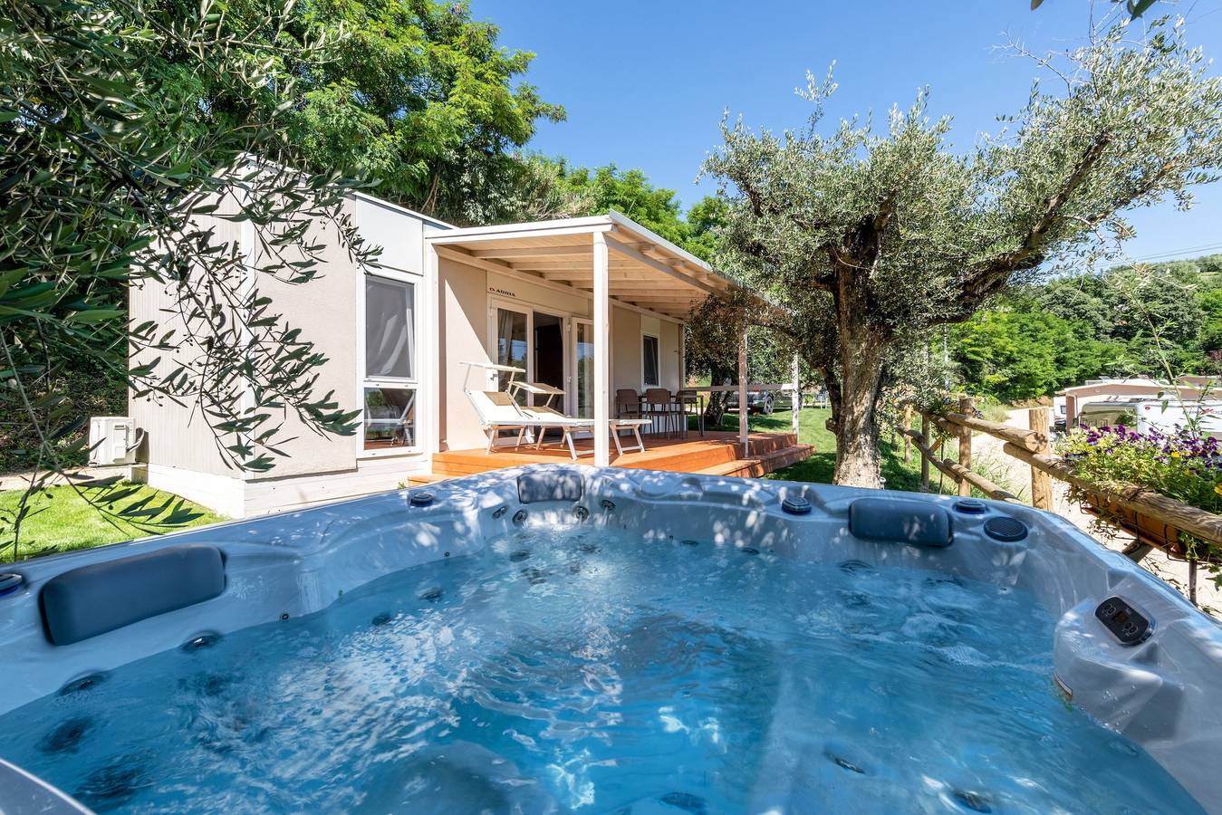 Ganze Wohnung, Ferienhaus "Casa Mobile Casa Est Garda" mit Seeblick, Gemeinschaftspool und Wlan in Lazise, Gardasee-Berge
