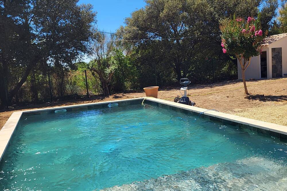 Air-conditioned villa with pool and fence in Aubignan, Vaucluse