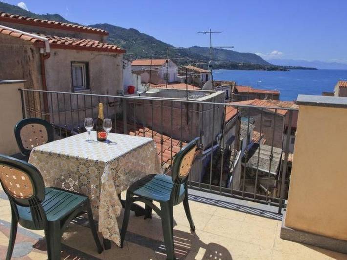 Ferielejlighed for 2 personer, med Terrasse og Søudsigt i Cefalù