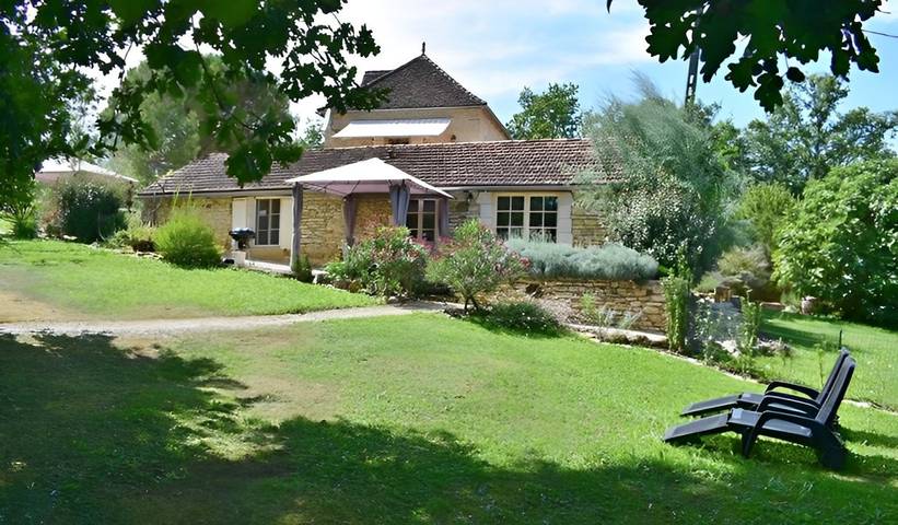 Gîte pour 4 personnes, avec piscine ainsi que terrasse et jardin à Rampoux
