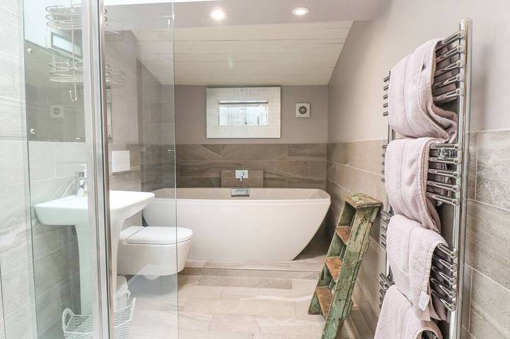 Hen House View, pet friendly, with hot tub in Rugeley in Staffordshire
