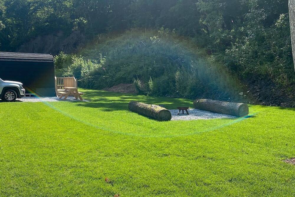 A glamping pod that sleeps 2 guests  in 1 bedroom in Brecon Beacons