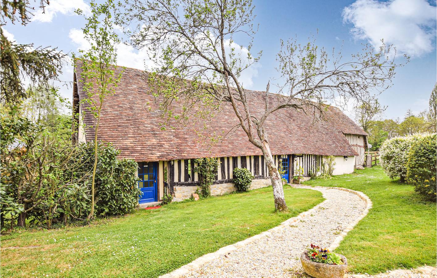 Poolside Getaway in der Nähe von Boissey - 180qm mit Parkplatz & Garten in Saint-Pierre-en-Auge, Lisieux und Umgebung