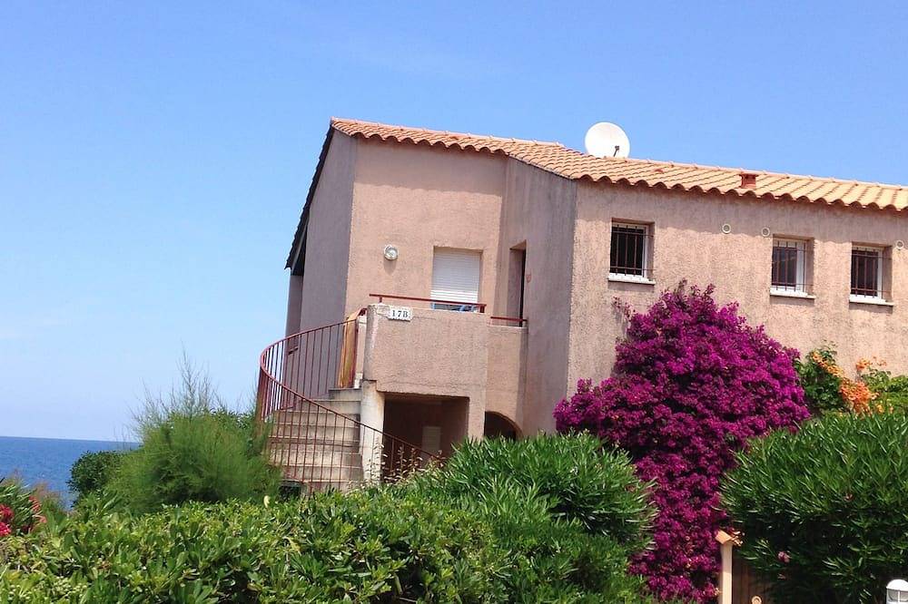 Apartamento entero, 3 habitaciones en casa en el agua, con vistas al mar y las rocas in Sant Ambroggio, Lumio