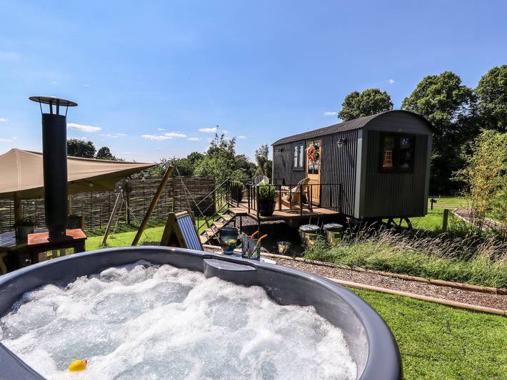 Hut for 2 people, with garden and hot tub in Nottinghamshire