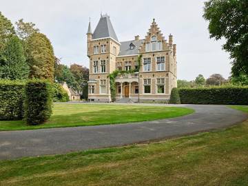 Hôtel pour 4 personnes, avec jardin et piscine ainsi que vue sur le lac et vue à Izegem