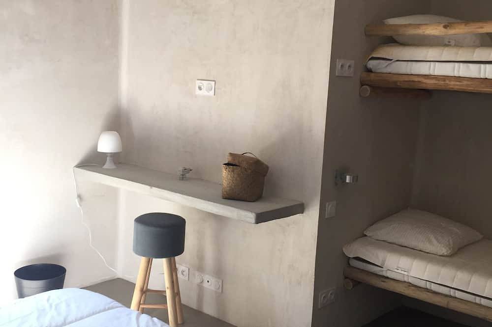 Maison à 50m de la mer - Pieds dans l'eau dans La Baie De Pinarello. in Zonza, Arrondissement de Sartène
