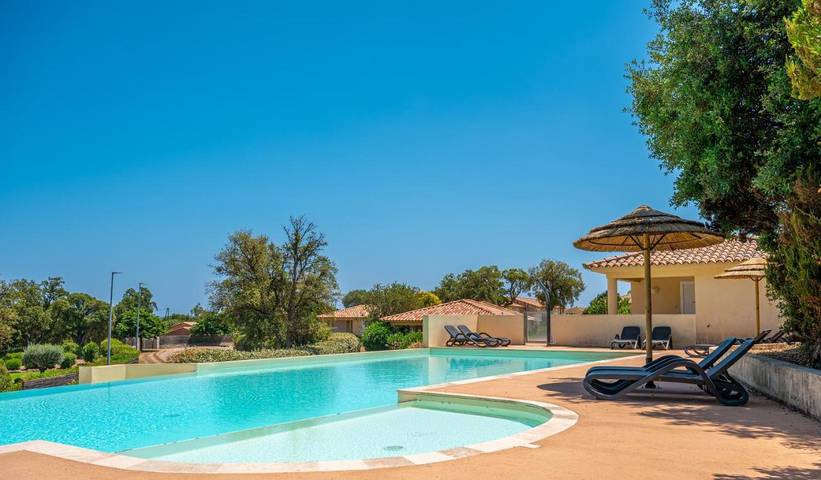 Location de vacances pour 8 personnes, avec jardin ainsi que terrasse et piscine dans Sainte-Lucie de Porto-Vecchio - 2