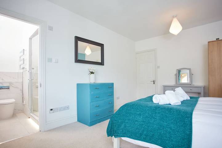 Entire apartment, Anneth Lowen is a large four-bedroom detached house, just a short stroll from the bustling beaches o in Polzeath, Pentire Point - Widemouth