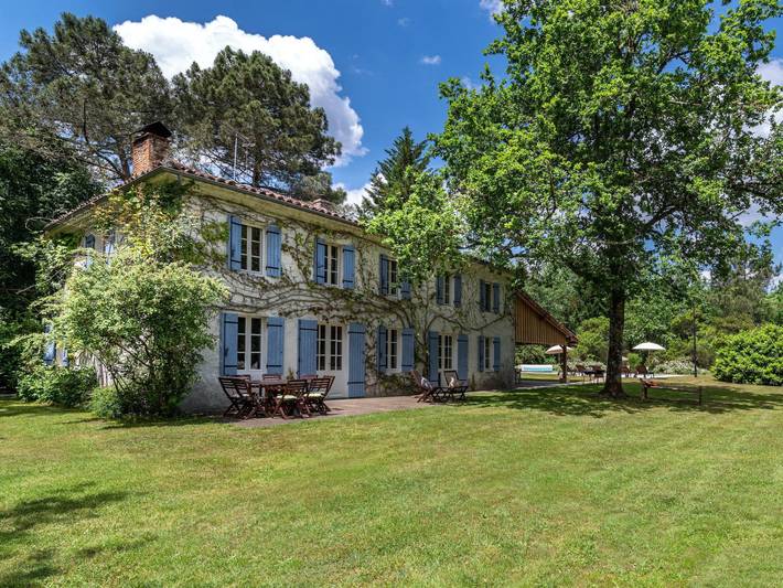 Location de vacances pour 14 personnes, avec jardin ainsi que terrasse et piscine, animaux acceptés à Moustey