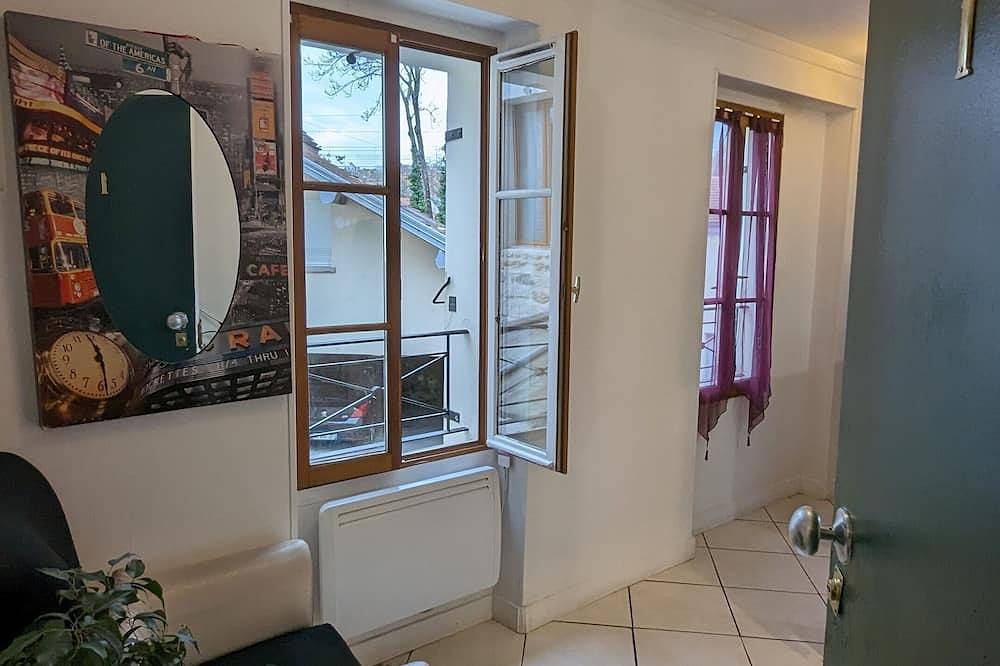 Entire apartment, Chez ma petite Reine 1, retro apartment in the heart of Pontoise in Pontoise, Val-d'Oise